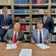 Pásztor Bálint Facebook -bejegyzése szerint "nincs titok", a 2014, 2016, 2020 és 2022 gyakorlatához hasonlóan a Vajdasági Magyar Szövetség honlapján most is közzétette a Szerb Haladó Párttal aláírt koalíciós szerződés teljes szövegét és annak mellékleteit. A képen Pásztor Bálinttal szemben Miloš Vučević szerb miniszterelnök