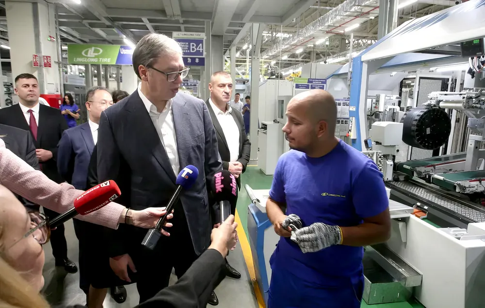 Gumigyár van, ivóvíz nincs a vajdasági Nagybecskereken 3 A szerb államfő egy munkással beszélget, a képen három kormányközeli média mikrofonállványa (Informer TV, Tanjug és Pink TV). A képet a Szerb Haladó Párt tette közzé, amelynek Vučić elvben már nem elnöke