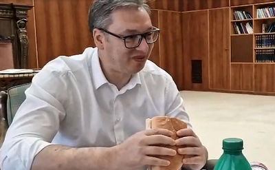 Vučić párizsit reggelizett