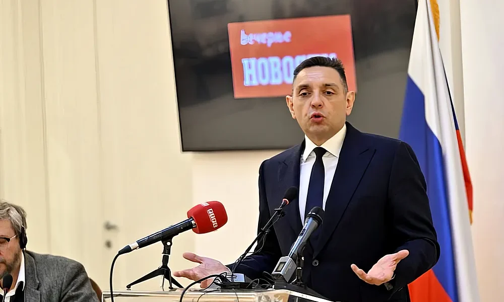 Vulin az ideológiai értelemben (szocialista-nacionalista) hozzá közelálló Novostinak nyilatkozva kijelentette, hogy Szerbia Kína, Fehéroroszország és Oroszország tapasztalatait felhasználva lép fel a színes forradalmakkal szemben