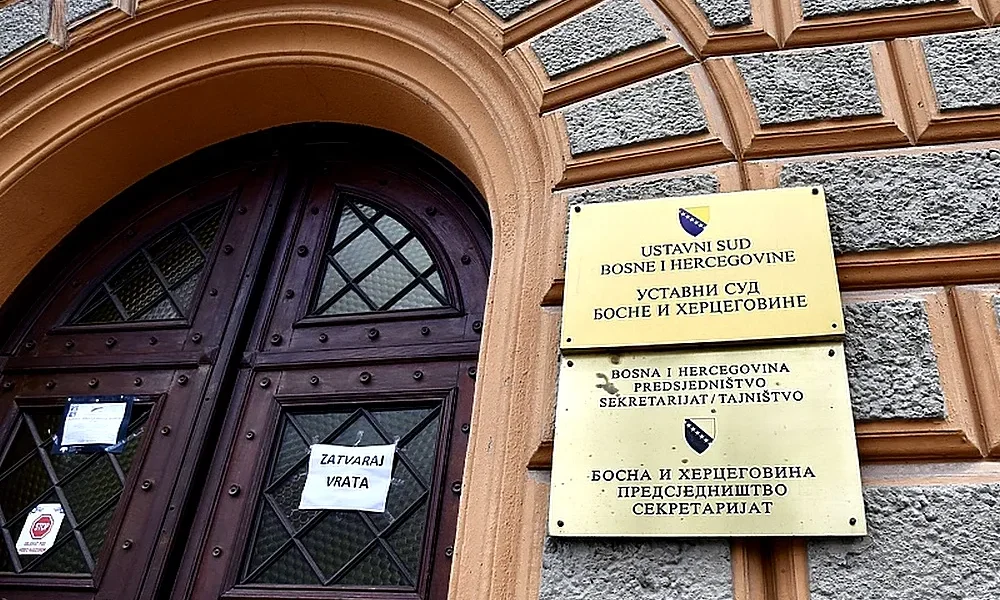 Csukd be az ajtót! - olvasható a feliraton a boszniai alkotmánybíróság bejáratánál. Dodikék éppen erre törekszenek, be akarják csukni az ajtót maguk után