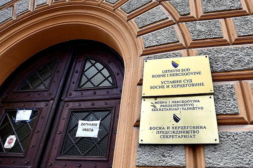 Csukd be az ajtót! - olvasható a feliraton a boszniai alkotmánybíróság bejáratánál. Dodikék éppen erre törekszenek, be akarják csukni az ajtót maguk után