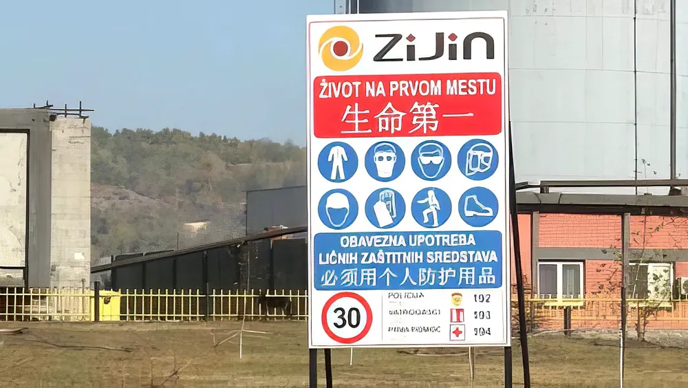 Kínai munkatáborok Szerbiában, állítólag elitéltek is vannak bennük 6 Az élet az első helyen - állapítja meg a ZiJin, amely munkavédelmi eszközök kötelező használatára szólít fel a bori bányánál
