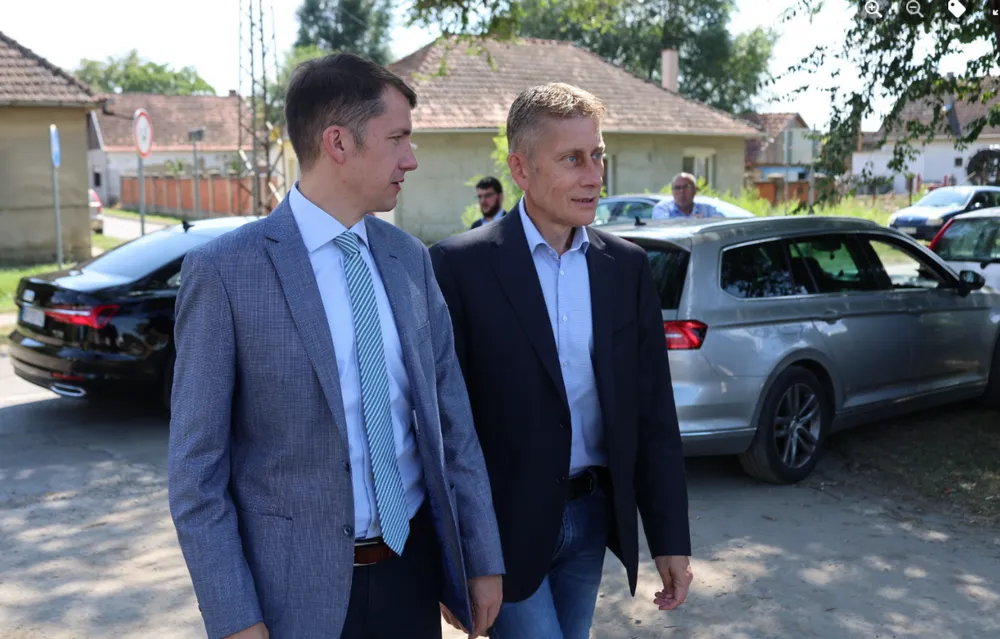 Sok dolga van a szerb titkosszolgálatnak, most a tüntető gazdákat szólították be 4 Pásztor Bálint tavaly fogadta Aleksandar Martinovićot Zentán, aki akkor még államigazgatási és helyi önkormányzati miniszter volt. Pásztor két zentai pályázat elfogadását is kilobbizta nála, és a Facebookon azzal dicsekedett el, hogy szennyvízhálózat épül a többségében magyar vajdasági településen