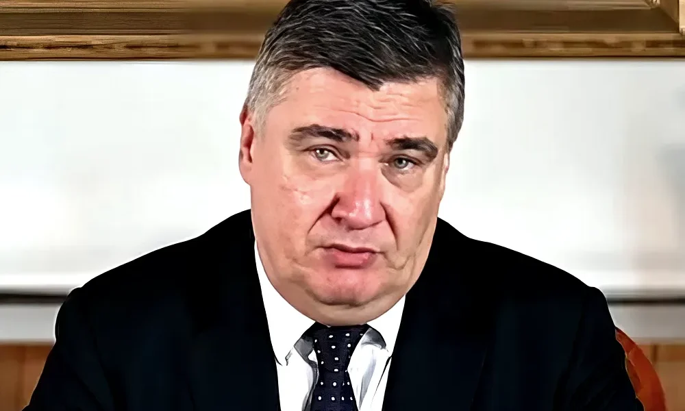 - Egyszerűen, amíg én vagyok a köztársasági elnök és a főparancsnok, addig a horvát katonák, altisztek és tisztek nem vesznek részt olyan tevékenységekben, amelyek Horvátországot háborúba taszítják - írta a Facebookon a horvát köztársasági elnök