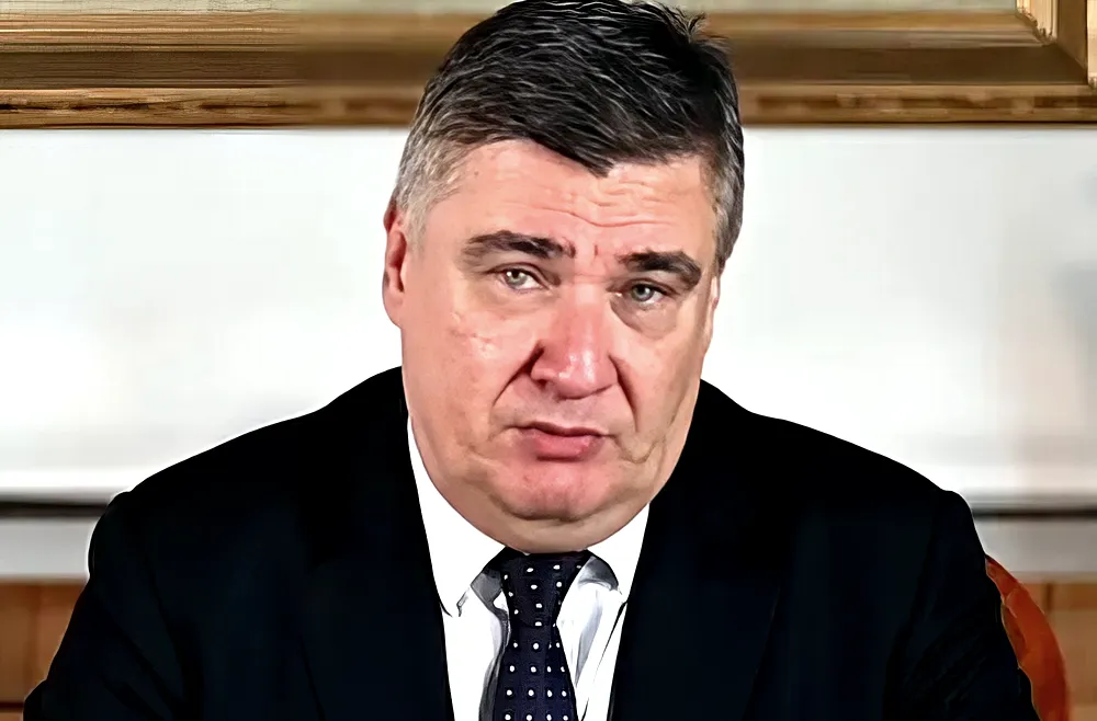 - Egyszerűen, amíg én vagyok a köztársasági elnök és a főparancsnok, addig a horvát katonák, altisztek és tisztek nem vesznek részt olyan tevékenységekben, amelyek Horvátországot háborúba taszítják - írta a Facebookon a horvát köztársasági elnök