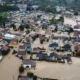 Az utakat szó szerint elmosta a vízözön. A Szarajevó és Mostar közötti főút egyes részei már nem léteznek, a Neretva folyó pedig elöntötte Jablanica alsóbb részeit. Így néz ki a város az árvíz és földrengés kombót követően