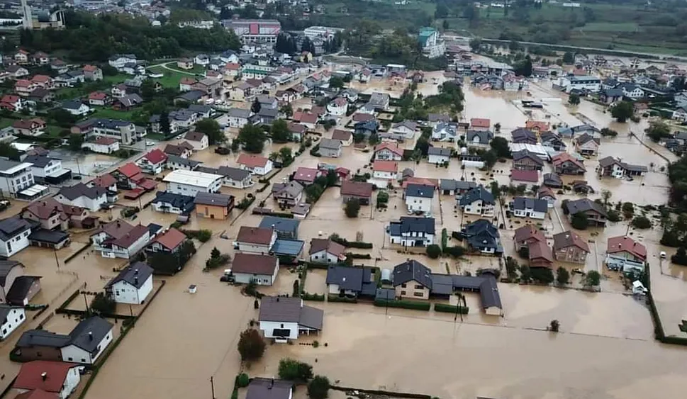 Az utakat szó szerint elmosta a vízözön. A Szarajevó és Mostar közötti főút egyes részei már nem léteznek, a Neretva folyó pedig elöntötte Jablanica alsóbb részeit. Így néz ki a város az árvíz és földrengés kombót követően