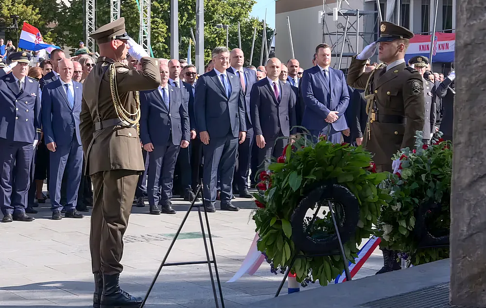 Anušićnak meggyőződése, hogy Magyarország veszélyezteti Horvátország területi integritását 3 Ivan Anušić egy knini koszorúzás alkalmával a kormány többi tagjának társaságában