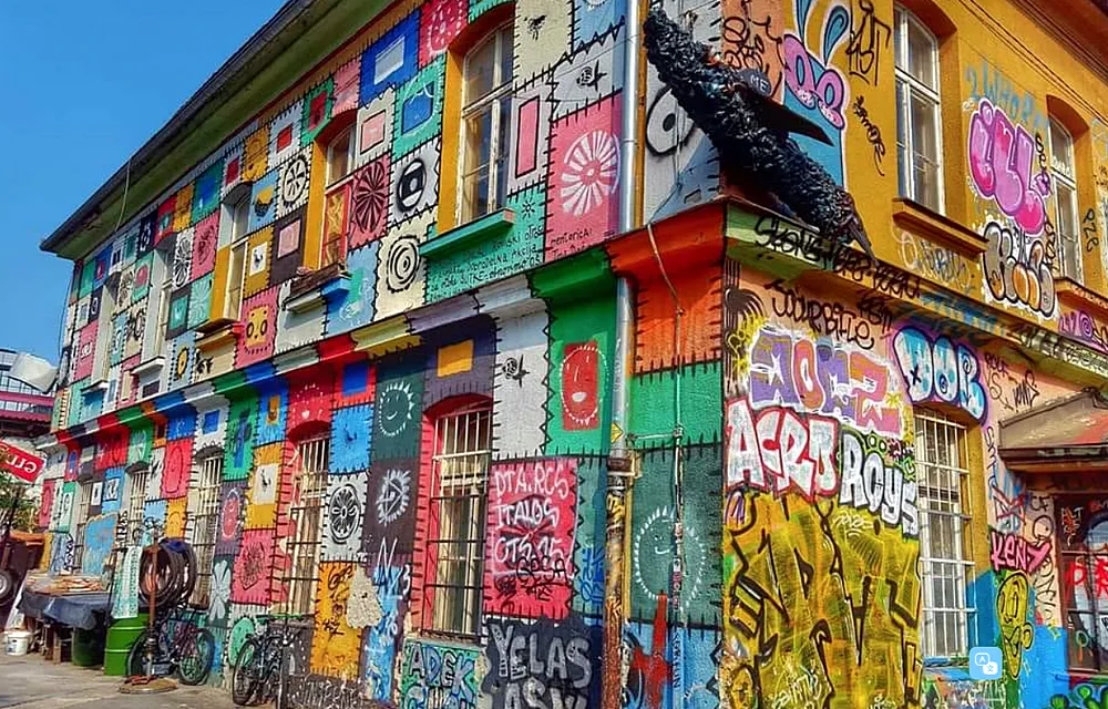 A Metelkova egy alternatív kulturális központ, amelyet egy volt (jugoszláv) katonai laktanyából alakítottak ki, Ljubljana egyik legismertebb látványosságává vált
