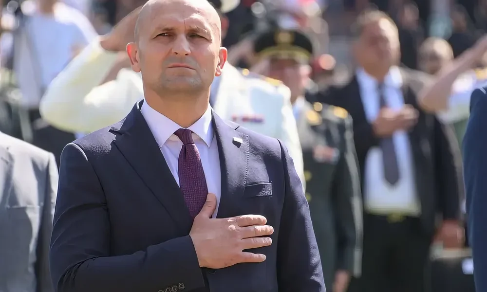 Kiskorúként, 17 évesen vonult be önkéntesként a horvát hadseregbe, bejárta az ország harctereit, profi katonaként, a 3. gárdabrigád, a Menyétek tagjaként vonult nyugdíjba
