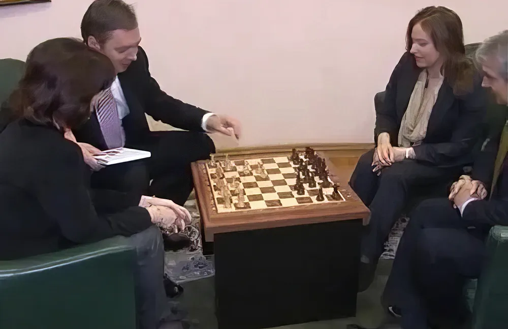 Aleksandar Vučić 2012-ben Polgár Judittal sakkozik, már akkor megkezdődött a szerb-magyar barátság csúcsra járatása