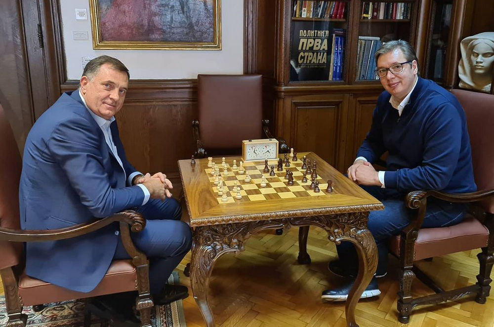 A két szerb vezető egy táblánál