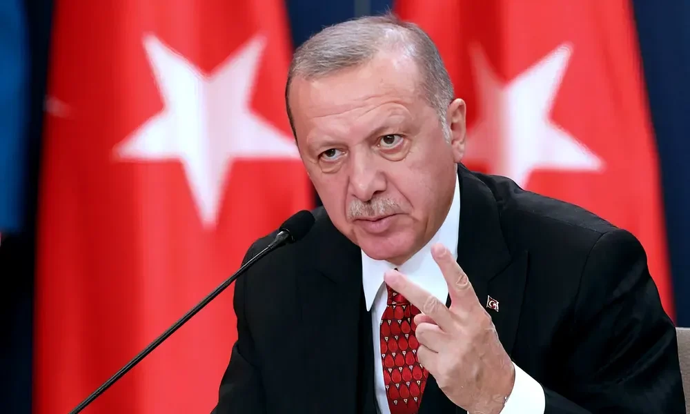 Vajon kinek mutatja Erdogan a győzelem jelét?