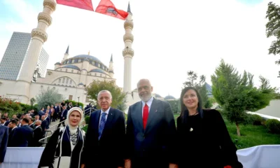 Recep Tayyip Erdoğan török elnök és Edi Rama albán miniszterelnök a feleségek társaságában a a török pénzből épült Namazgâh mecset átadásakor Tiranában (Forrás: X platform, Recep Tayyip Erdoğan)