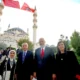 Recep Tayyip Erdoğan török elnök és Edi Rama albán miniszterelnök a feleségek társaságában a a török pénzből épült Namazgâh mecset átadásakor Tiranában (Forrás: X platform, Recep Tayyip Erdoğan)