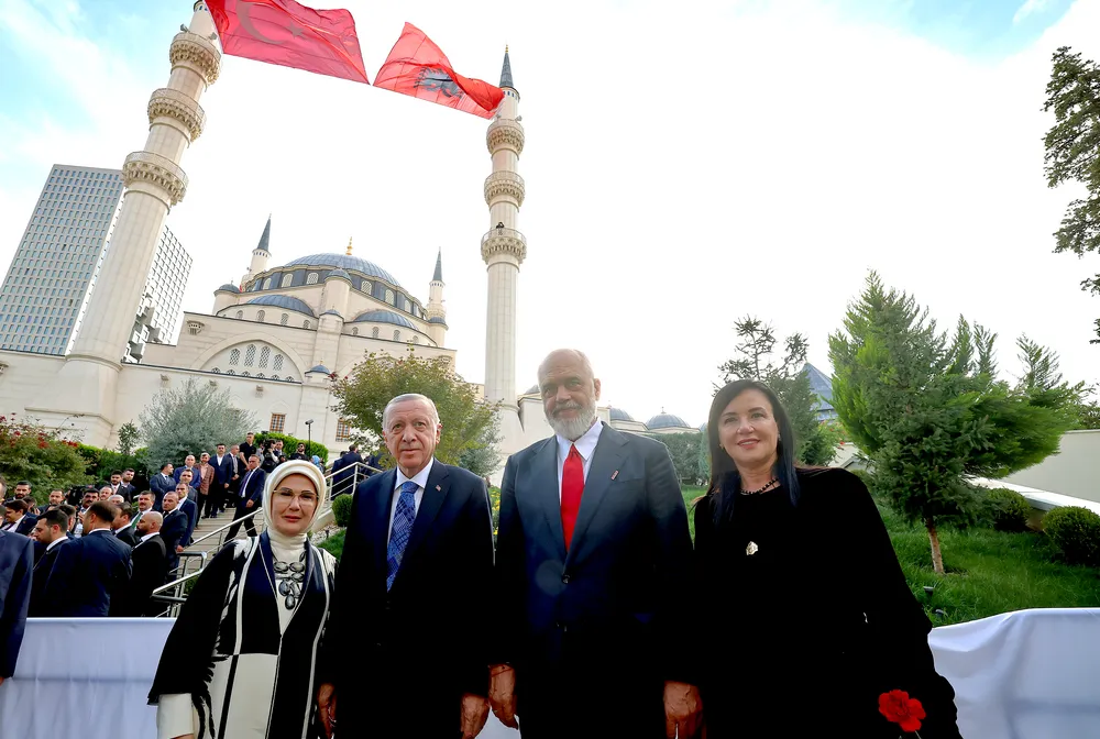 Recep Tayyip Erdoğan török elnök és Edi Rama albán miniszterelnök a feleségek társaságában a a török pénzből épült Namazgâh mecset átadásakor Tiranában (Forrás: X platform, Recep Tayyip Erdoğan)