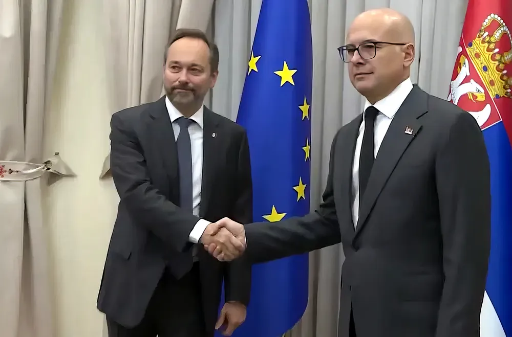 Két akadálya is van Szerbia uniós csatlakozásának, a szerb elnök ingerült 5 Egyikük mosolya sem túl őszinte - Emanuele Giaufret, az EU szerbiai küldöttségének vezetője és Miloš Vučević szerb miniszterelnök