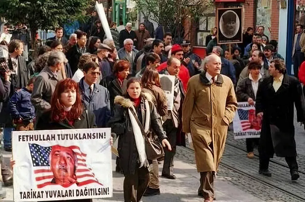 Meghalt Fethullah Gülen – de a harc folytatódik ellene 3 Fethullah Gülen letartóztatásáért és szektájának betiltásáért tüntetők 2000-ben, az isztambuli Istiklal utcában