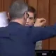 A szerb parlament elnöke kikapta a "Nem fogtok ásni" feliratot a vele kekeckedő ellenzéki képviselő kezéből, miközben elkáromkodta magát