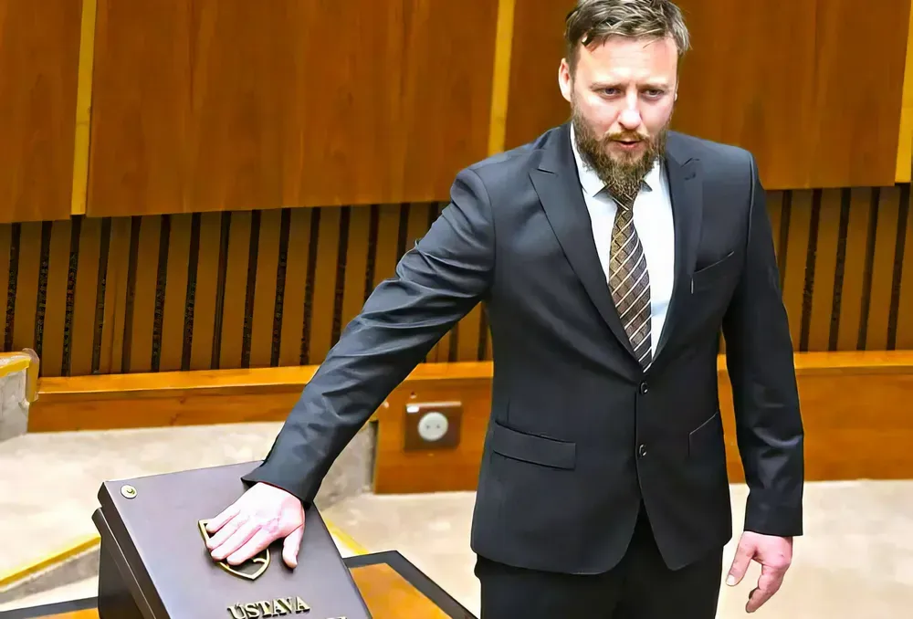 Kihúzták a szőnyeget a szlovák egészségügy alól? 3 A LeChou News stílusában kissé kifigurázva Peter Kotlár megesküdött arra, hogy a világjárvány többek között "bioterrorista cselekmény" és "koholt hadművelet" volt
