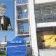 Erről a lépcsőről esett le a korházigazgató. A tűzlépcsőt sokan használták, mert gyorsabban le lehetett jutni rajta a földszinti üzletbe, ahol a banán látható, a felirat: mindig friss