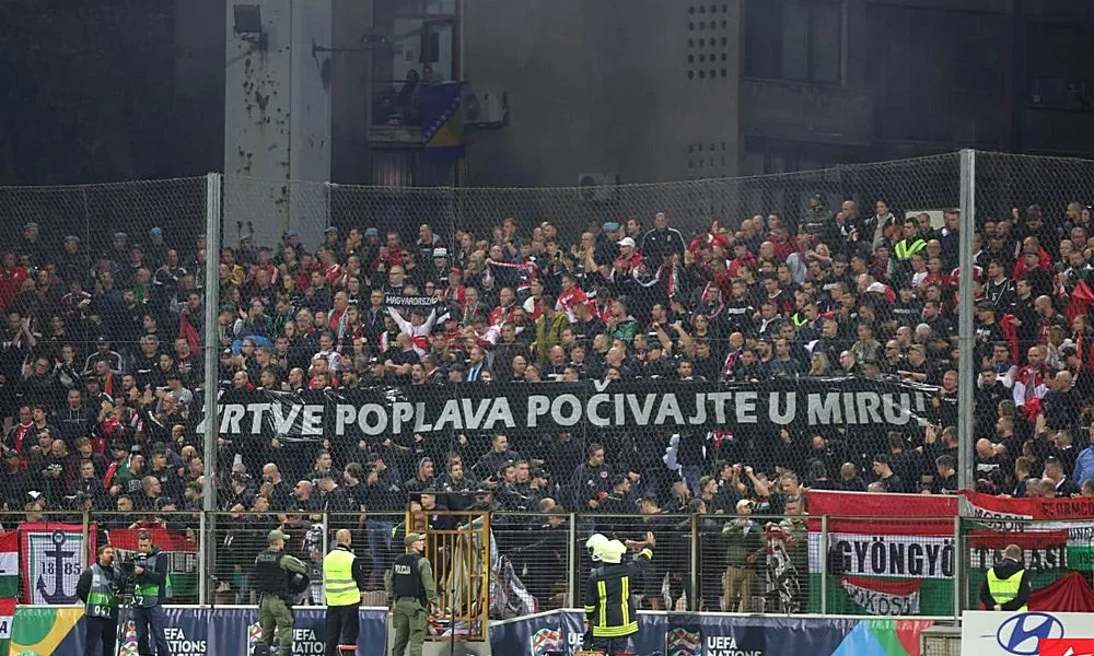 Minden azzal a szép gesztussal kezdődött, hogy a magyar szurkolók molinót bontottak, amellyel azt üzenték a nem régi árvíz áldozatainak, hogy nyugodjanak békében