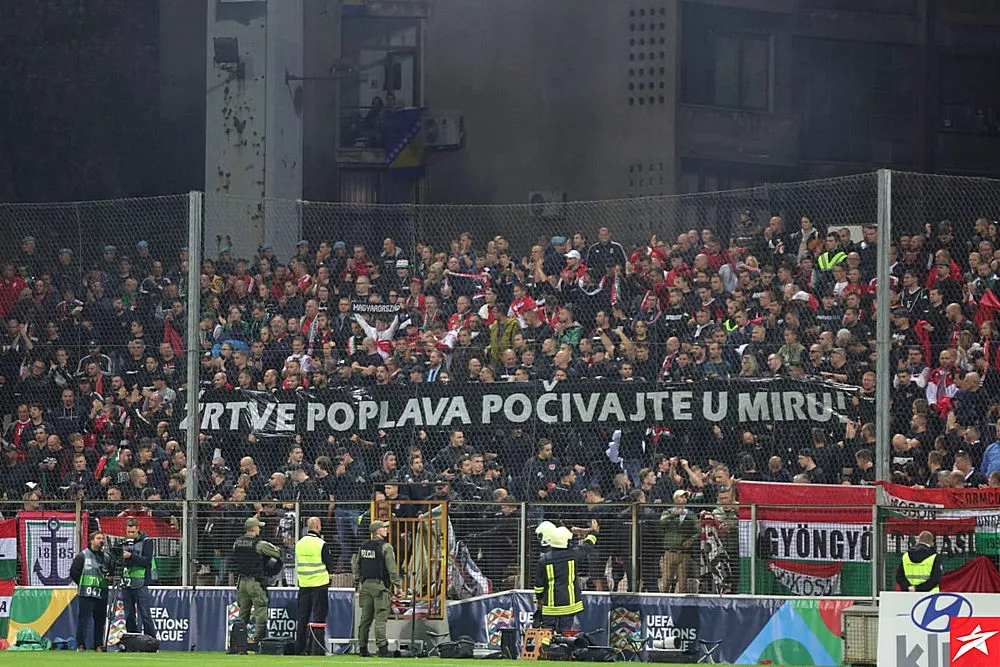 Minden azzal a szép gesztussal kezdődött, hogy a magyar szurkolók molinót bontottak, amellyel azt üzenték a nem régi árvíz áldozatainak, hogy nyugodjanak békében
