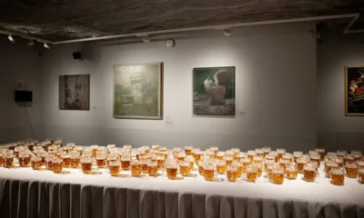 Mennyi sör (veszik kárba a kultúra oltárán), Szolnoki József installációja (Forrás: Kultúra.hu)