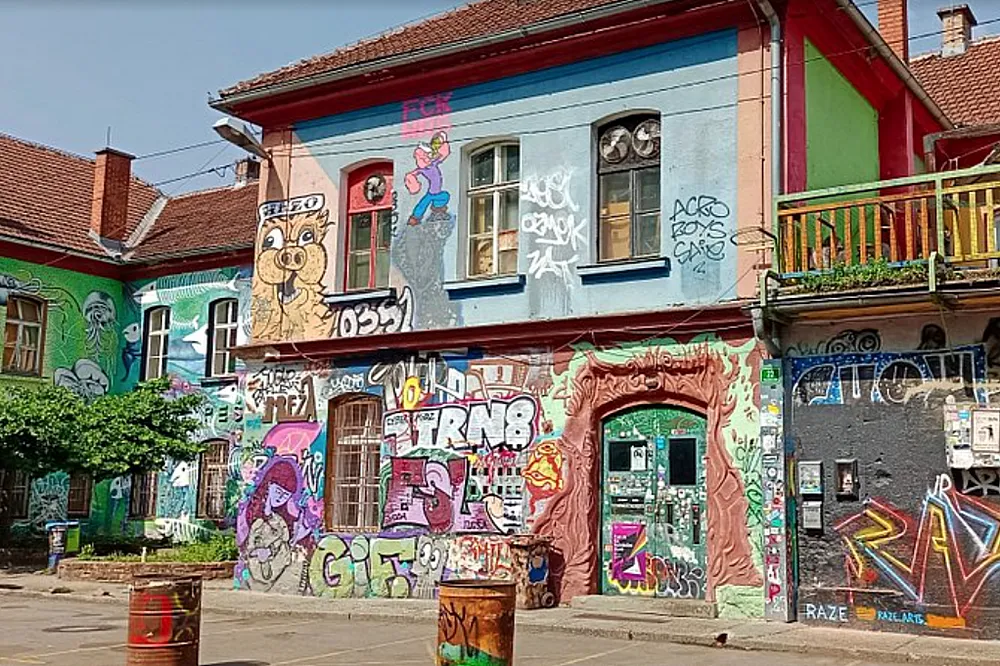 A közönség vegyes,  kezdve a diákoktól és az underground zene rajongóitól a Ljubljanába látogatókon át a szórakozni vágyó helyiekig mindenki felkeresi