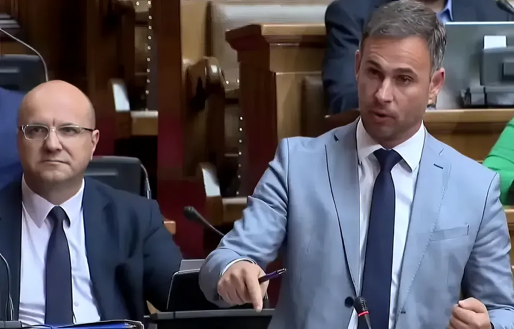 Miroslav Aleksić a szerbiai média helyzetéről beszél a szkupstinában 2023 júniusában
