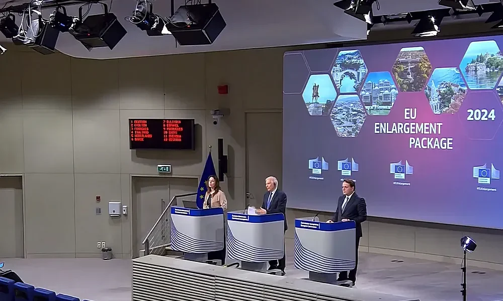 Borrell és Várhelyi bemutatta Brüsszelben a bővítési csomagot, ami nincs a szerbek ínyére