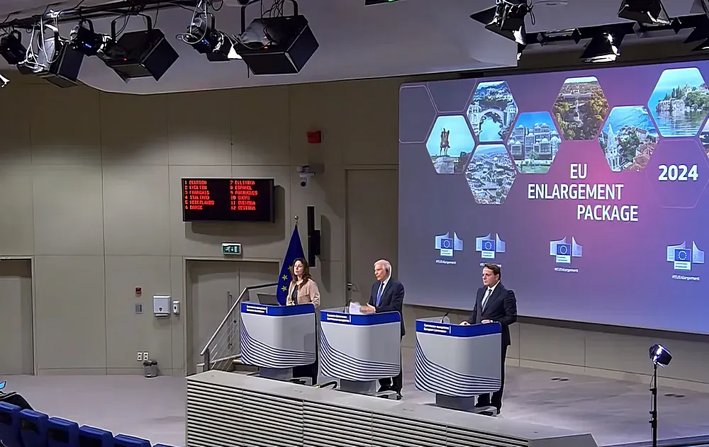 Borrell és Várhelyi bemutatta Brüsszelben a bővítési csomagot, ami nincs a szerbek ínyére