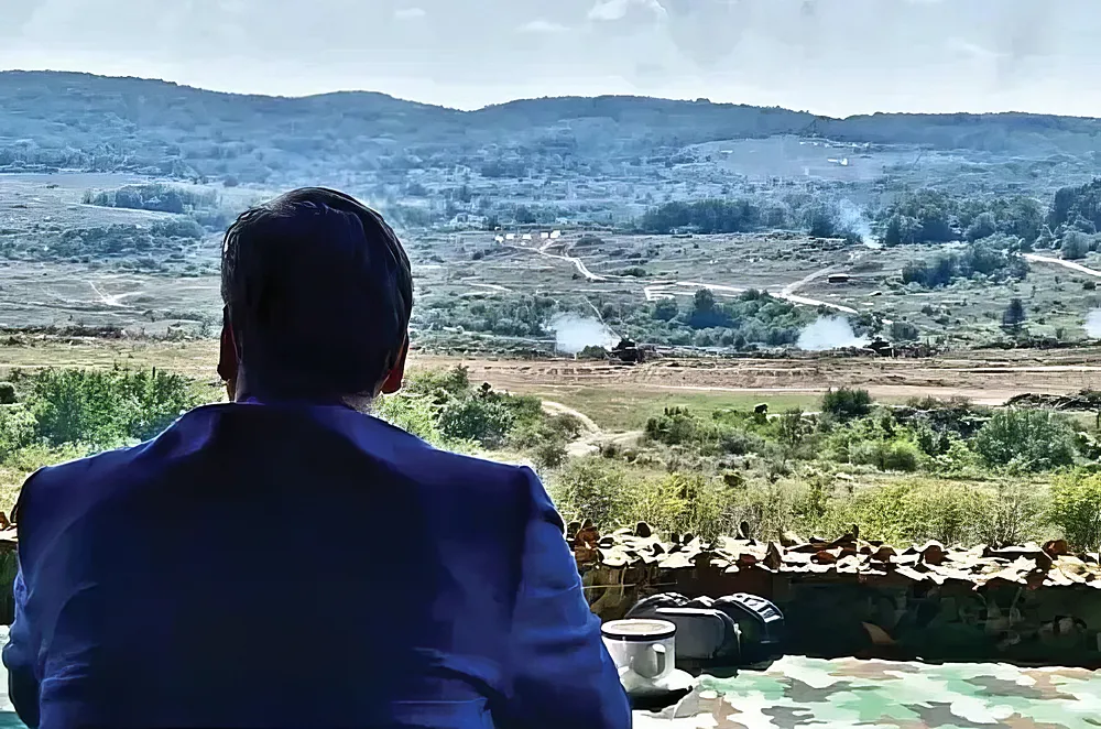 A  főparancsnok - Aleksandar Vučić - szeret hadgyakorlatokat nézegetni 