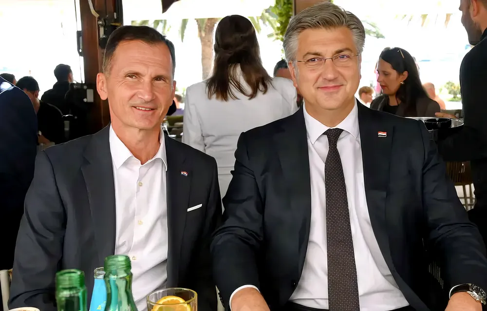 Decemberben elnökválasztások lesznek Horvátországban. Zoran Milanović köztársasági elnök kormánypárti kihívója Dragan Primorac lesz, aki a mellette ülő Andrej Plenković miniszterelnök szerint azon fog dolgozni, hogy visszavezeti Horvátországot a nyugati országok körébe, általa ugyanis visszatér a civilizált párbeszéd az elnöki hivatalba