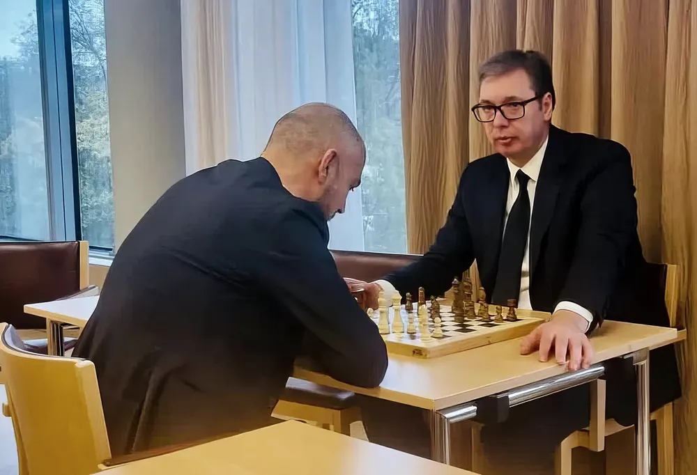 A szerb elnök éppen a nemzet sorsán gondolkodik a Koszovóval folytatott brüsszeli tárgyalások szünetében