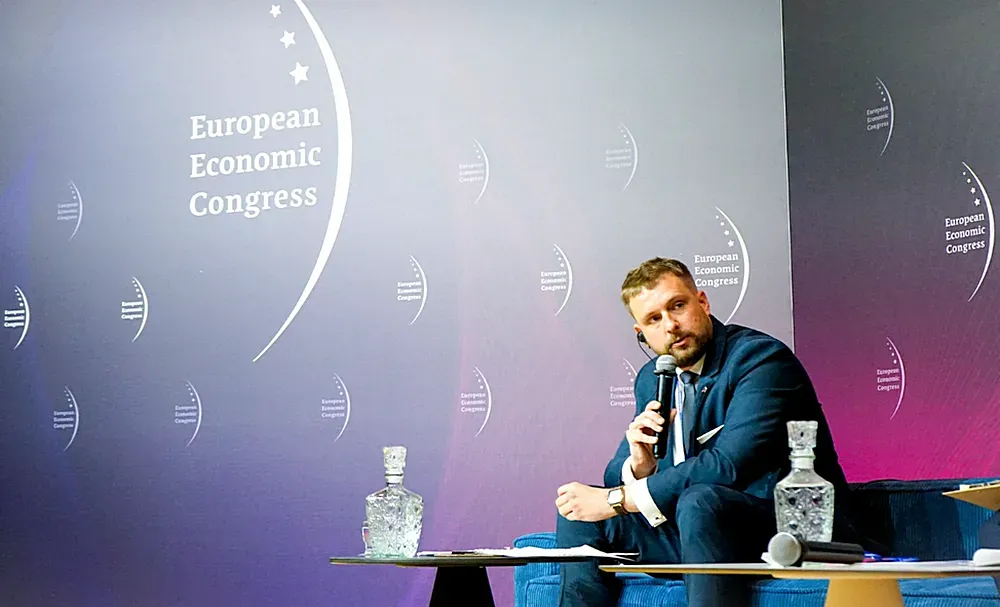 Kihúzták a szőnyeget a szlovák egészségügy alól? 4 Šutaj Eštok hisz abban, hogy Šaško folytathatja a fontos projekteket, kommunikálhat az egészségügyi szakemberekkel, és megoldásokat hozhat. Šutaj Eštok ezért egészségügyi miniszternek javasolta Šaškot a miniszterelnöknek