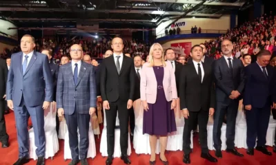 Szijjártó a szerbek között, amikor azok a himnuszt éneklik