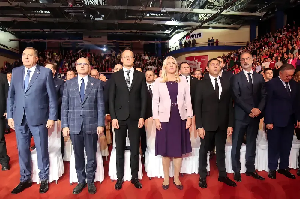 Szijjártó a szerbek között, amikor azok a himnuszt éneklik