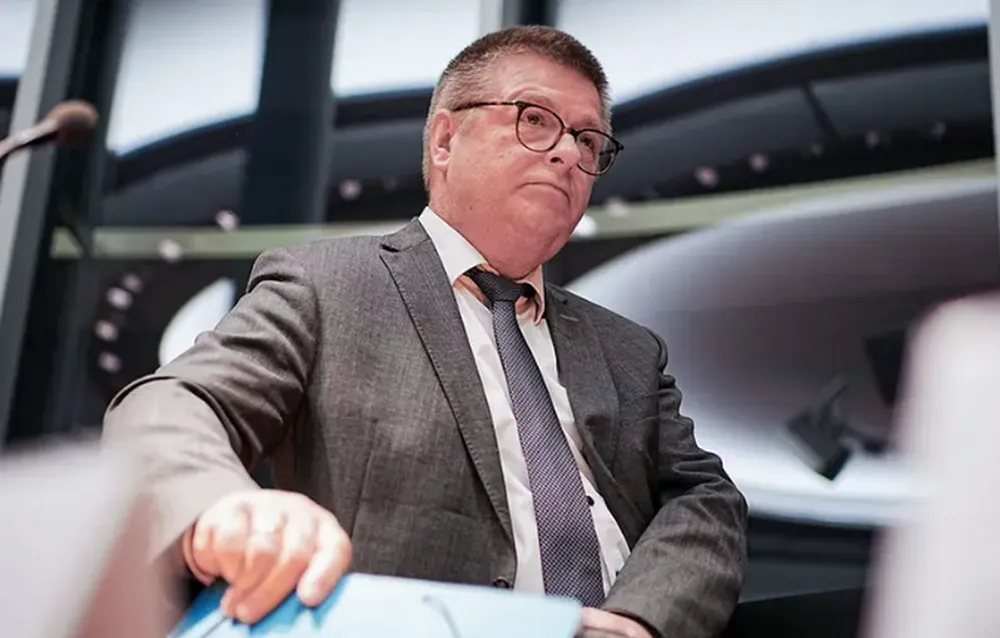 Thomas Haldenwang nem csak kémkedik, hanem politizál is. Ezen a téren állandó viszályban van az AfD-vel. Többször kijelenti, hogy a párt veszélyt jelent a demokráciára. Vajon mi  hajtja a német Alkotmányvédelmi Hivatal vezetőjét