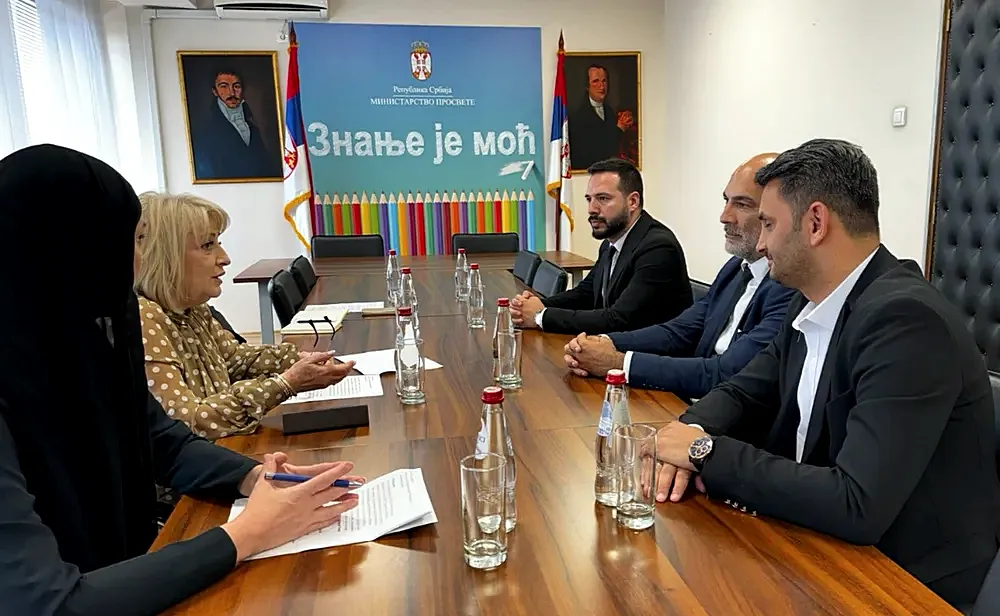 A tudás hatalom! Ez a felirat a szerbiai oktatási minisztériumban, ahol a tárca vezetője a roma közösség vezetőit fogadta