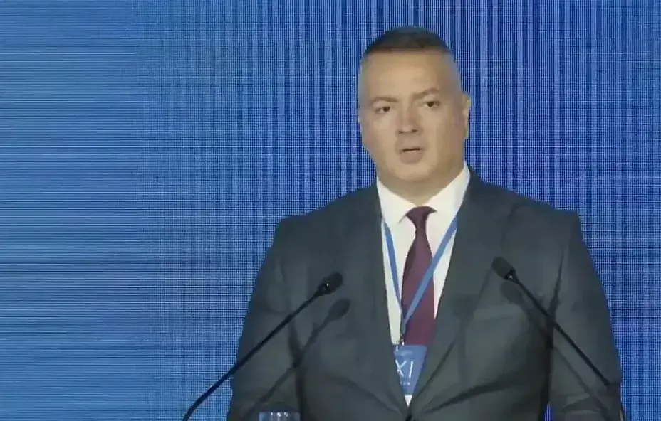 Adrian Vuksanović azt tudja, hogy ki a csetnik, a miniszterelnököt és az államfőt viszont még keveri