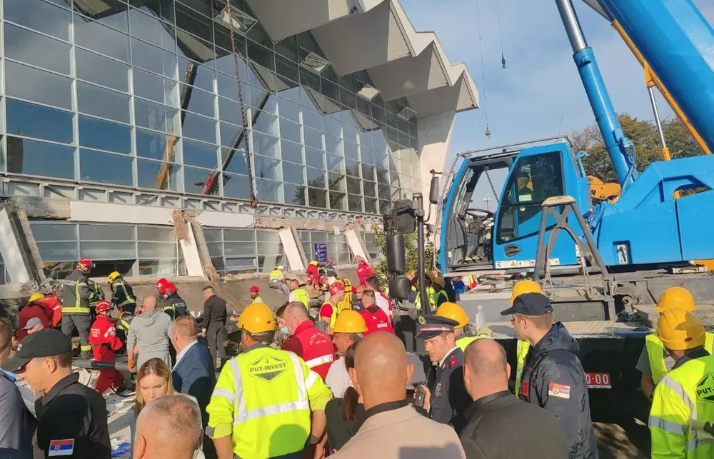 Botrányosnak nevezte a Szerbiai Vasutak bejelentést Marinika Tepić ellenzéki képviselő, aki szerint a Szerbiai vasúti infrastruktúra ezzel akarja tisztára mosni önmagát, és lemosni a felelősséget Goran Vesić közlekedési miniszterről és Aleksandar Vučić szerb elnökről, mert már csak az újvidéki pályaudvar körüli lombkorona nem volt felújítva! MONSTRUMOK - írta a bejegyzése végén Tepić 