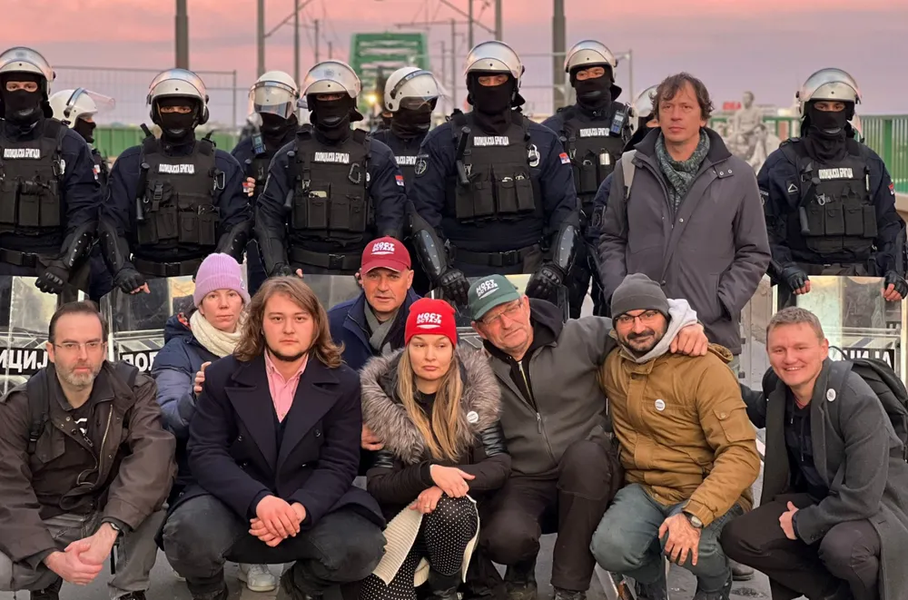 Teljes a káosz Újvidéken és Belgrádban, összehívták a szerbiai nemzetbiztonsági tanács ülését 3 Csoportkép rendőrökkel, "A híd marad" mozgalom tagjai itt még békésen fotózkodnak a rendőrökkel, a helyzet azonban később elfajult