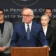 Letartóztatták, amit ő úgy értelmez, hogy önként bocsátotta magát a hatóságok rendelkezésére