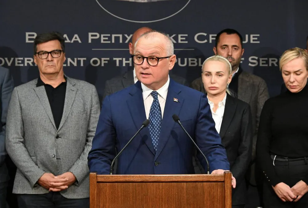 Letartóztatták, amit ő úgy értelmez, hogy önként bocsátotta magát a hatóságok rendelkezésére