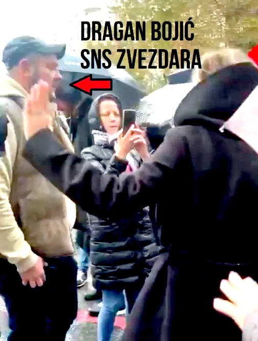 A haladók megzavarták a megemlékezéseket, sértegették és bántalmazták a visszaemlékezőket 2 A micis személyt is beazonosították, Szerb Haladó Párt zvezdarai (Belgrád városrésze) tagja. Részt vettek a választási csalásokban, január 12-én feljelentést is tettek ellene, de nem történt semmi. A háttal álló lány szintén a haladó párt tagja, egy videóból kiderül, hogy elég nagy patáliát csapott a 15 perces néma megemlékezés alatt