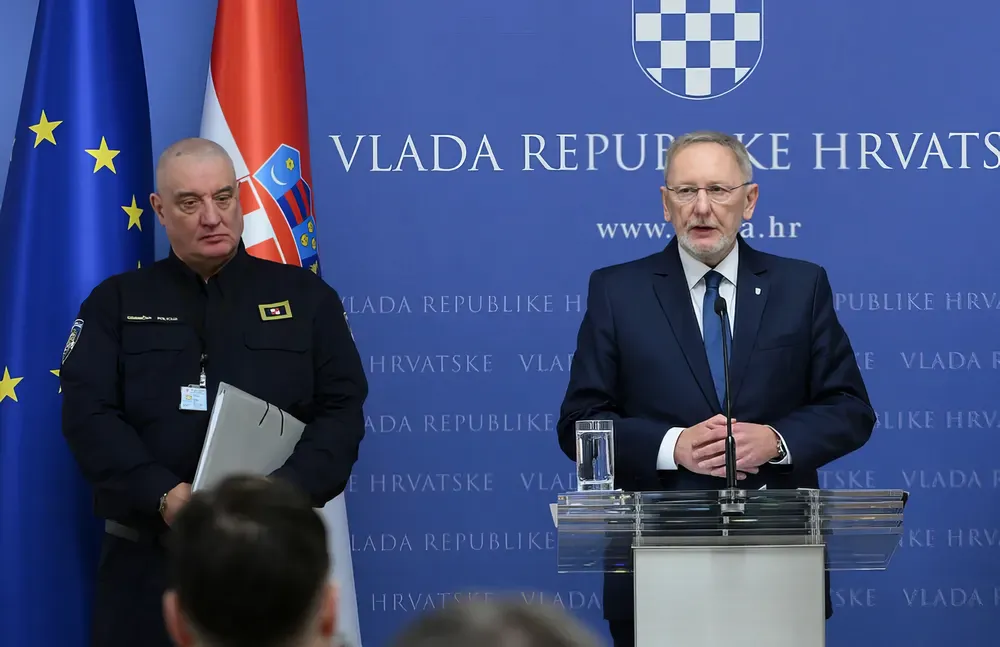 Dublin III és az egészséges horvát pragmatizmus 3 Davor Božinović belügyminiszter és miniszterelnök-helyettes tartott sajtótájékoztatót Zoran Ničenonak, a belügyminisztérium határigazgatási vezetőjének a társaságában