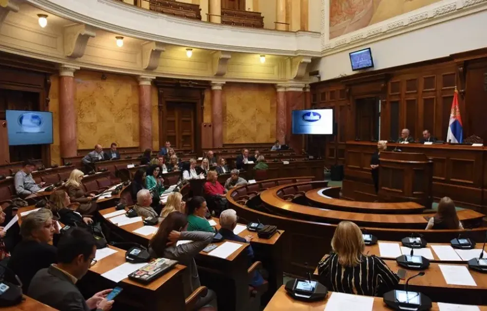 Az ellenzék helyett rendőrök társaságában zajlott a parlamenti ülés Szerbiában 2 Ellenzék nélkül szép az élet, és "gyorsan megy a munka"