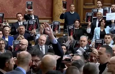 Az ellenzék helyett rendőrök társaságában zajlott a parlamenti ülés Szerbiában 5 hétfői parlament
